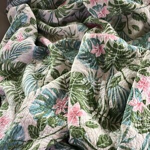 QUEEN SIZE COMFORTER AND 2 PILLOW SHAMS